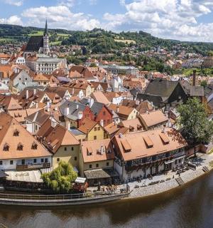 widok miasta nad rzeką z lotu ptaka