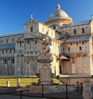 velká budova se sochou před ní