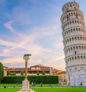 socha šikmé věže v Pise