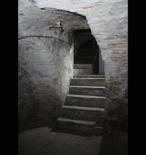 有楼梯通往门口的石阶