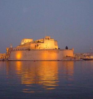 velká bílá budova ve vodě v noci