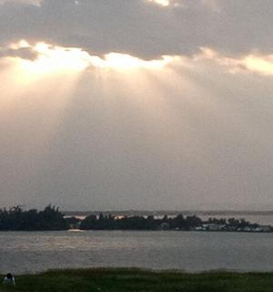 阳光透过云层照射在水面上