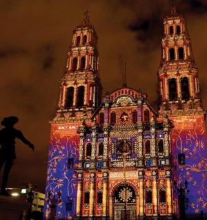 夜晚灯火通明的大楼