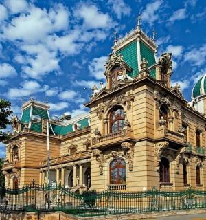 velká budova se zelenou střechou