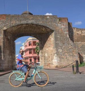 גבר רוכב על אופניים מול קשת