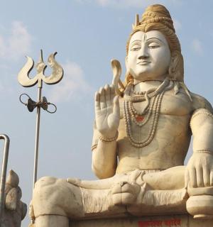 一座巨大的雕像