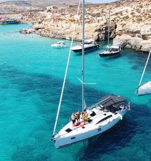 skupina lidí na plachetnici ve vodě