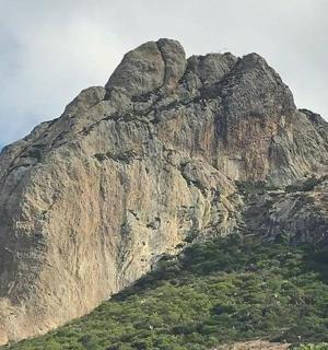山顶有树木的岩石山