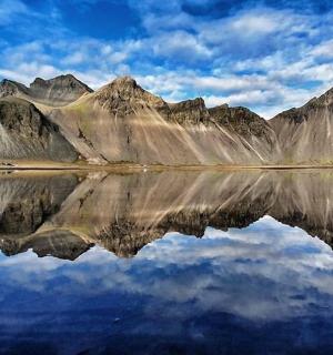 山在水中的倒影