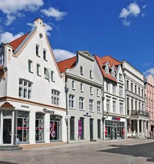 街道上一排白色建筑,挤满了人