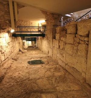 ulička ve staré kamenné budově