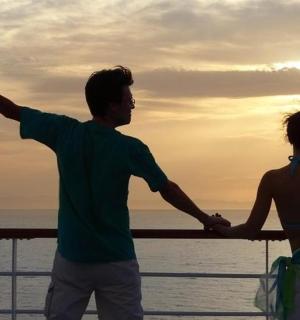 一男一女站在大海前