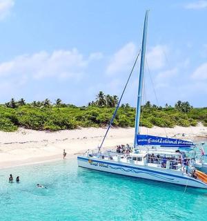 loď ve vodě vedle pláže