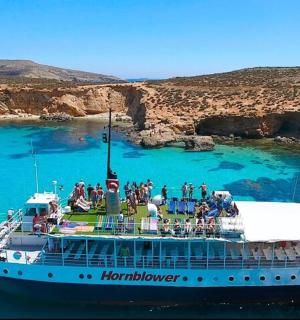 skupina lidí na lodi ve vodě