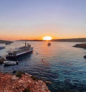 Skupina lodí ve vodě při západu slunce