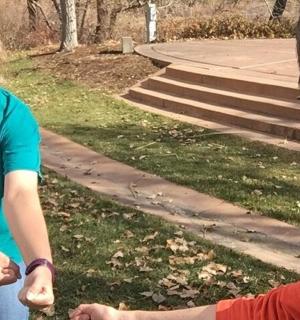 muž a žena stojící v parku