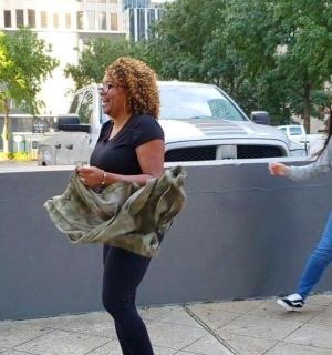 两个女人在人行道上跳舞