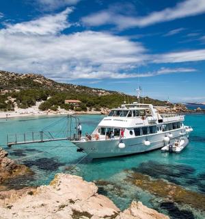 loď zakotvená ve vodě poblíž pláže