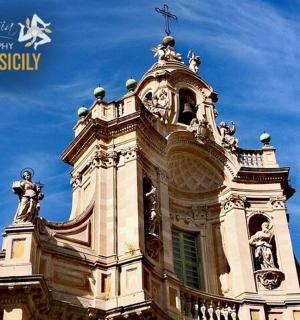 budova s křížem na vrcholu