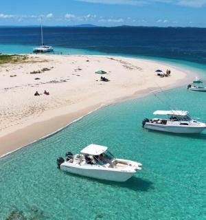 dvě lodě ve vodě na pláži