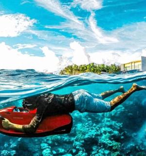 žena ležící na voru ve vodě