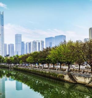 一座高楼林立的城市中的一条河流