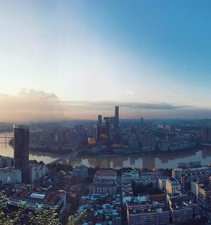 有河流和建筑物的城市景观