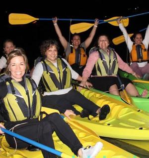 skupina lidí sedících na kajacích ve vodě