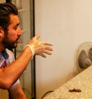 一名男子站在厨房柜台前