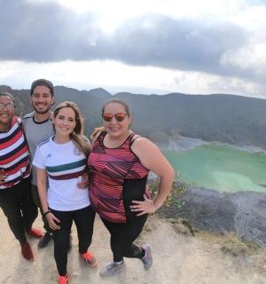 一群人站在山顶上