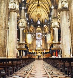 มหาวิหารขนาดใหญ่ที่มีทางเดินยาว