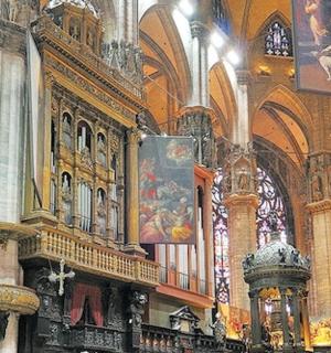 duży kościół z dużą katedrą o znaczącymznaczącym ...