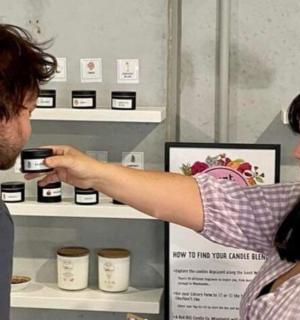 žena fotí muže v obchodě