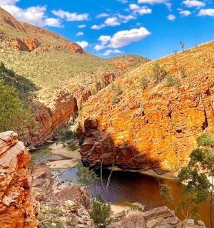 中间有一条河流的峡谷