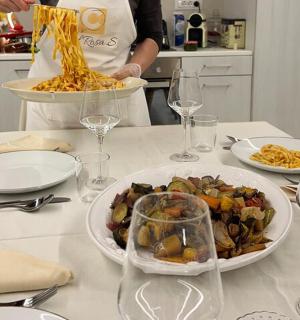 桌子上摆着一盘意大利面和一盘食物