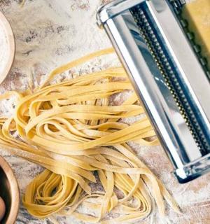 桌上有一堆意大利面和鸡蛋