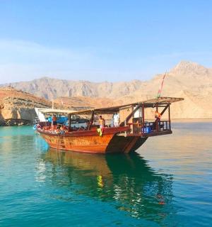 水域中央的一艘船