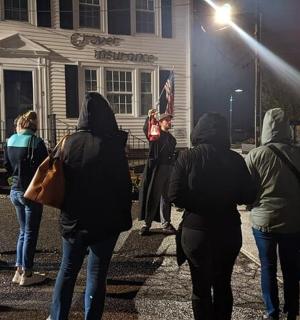 一群人站在屋外