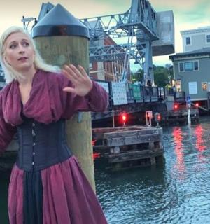 一名女子站在水边