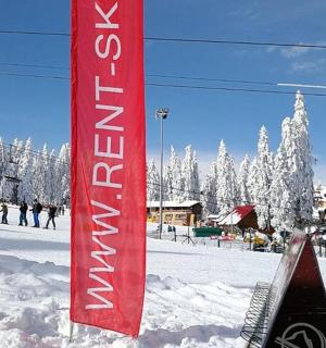 滑雪坡上雪地上的红色标志