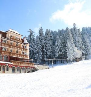 一座坐落在白雪覆盖的斜坡顶上的大楼