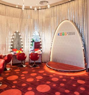 bilik persalinan dengan papan luncur dan kerusi merah