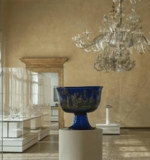 一间大房间，基座上放着一个蓝色花瓶