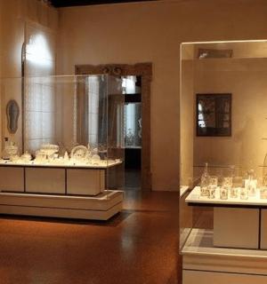 有多个玻璃制品陈列柜的博物馆