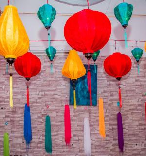 墙上挂着一堆彩色纸伞
