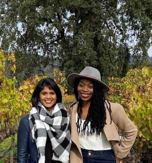 两个女人站在葡萄园前