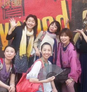 skupina žen pózuje pro fotografii