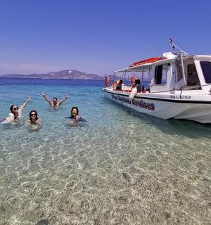 grupa ludzi pływających w wodzie obok łodzi