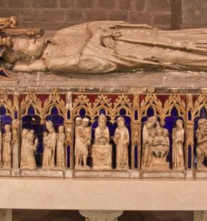 一尊躺在建筑物顶上的马雕像