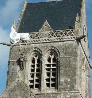 一座建筑的塔楼,上面有一座雕像